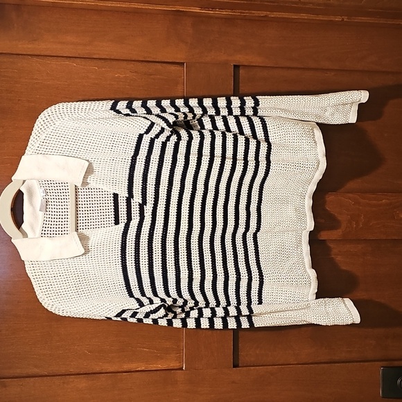 GAP Sweaters - GAP White and Navy V-Neck Sweater with Textured Knit